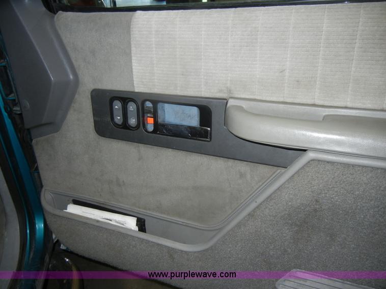 image for item D4886 1994 Chevrolet Silverado 1500 extended cab pickup truck