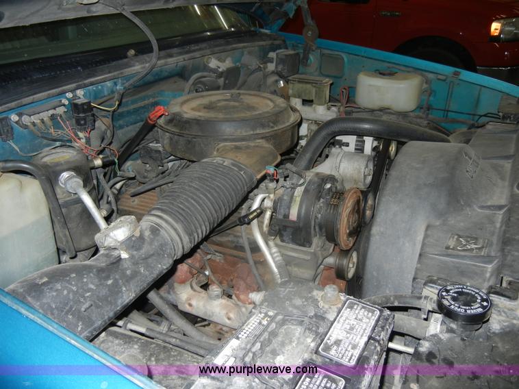 image for item D4886 1994 Chevrolet Silverado 1500 extended cab pickup truck