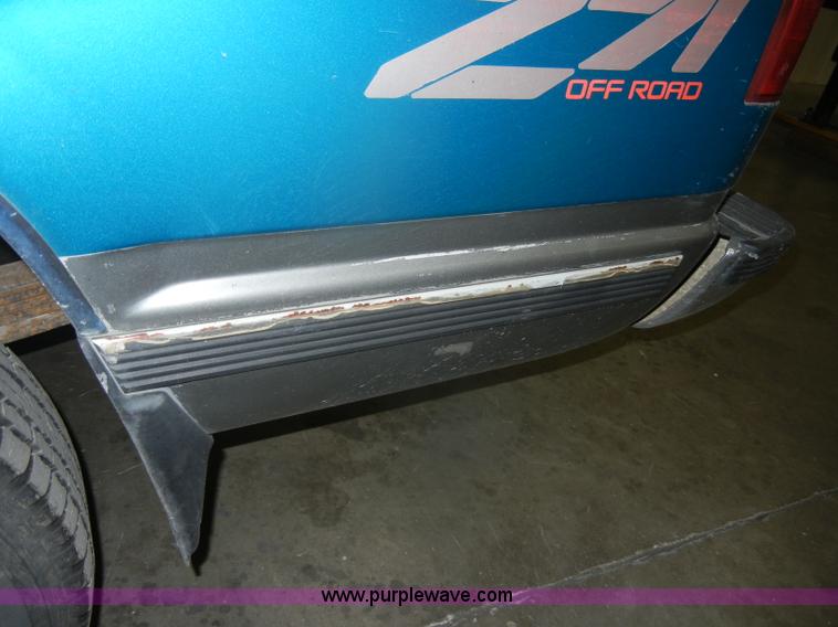 image for item D4886 1994 Chevrolet Silverado 1500 extended cab pickup truck