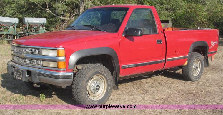 image for item B5221 1999 Chevrolet 3500 LS pickup truck