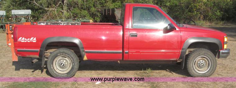 image for item B5221 1999 Chevrolet 3500 LS pickup truck