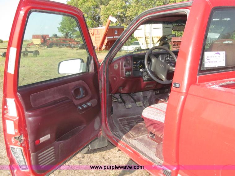 image for item B5221 1999 Chevrolet 3500 LS pickup truck