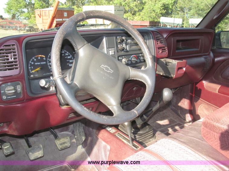 image for item B5221 1999 Chevrolet 3500 LS pickup truck
