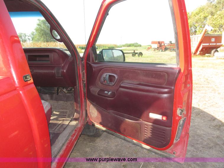 image for item B5221 1999 Chevrolet 3500 LS pickup truck