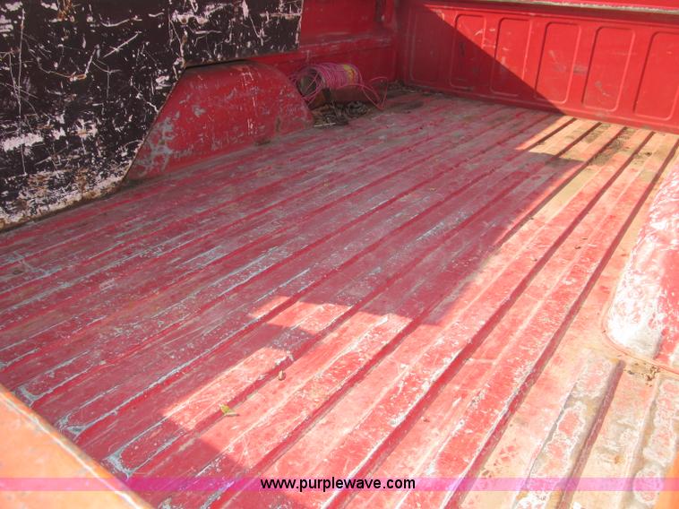 image for item B5221 1999 Chevrolet 3500 LS pickup truck