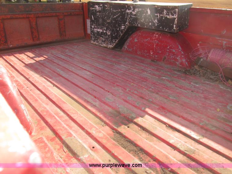 image for item B5221 1999 Chevrolet 3500 LS pickup truck