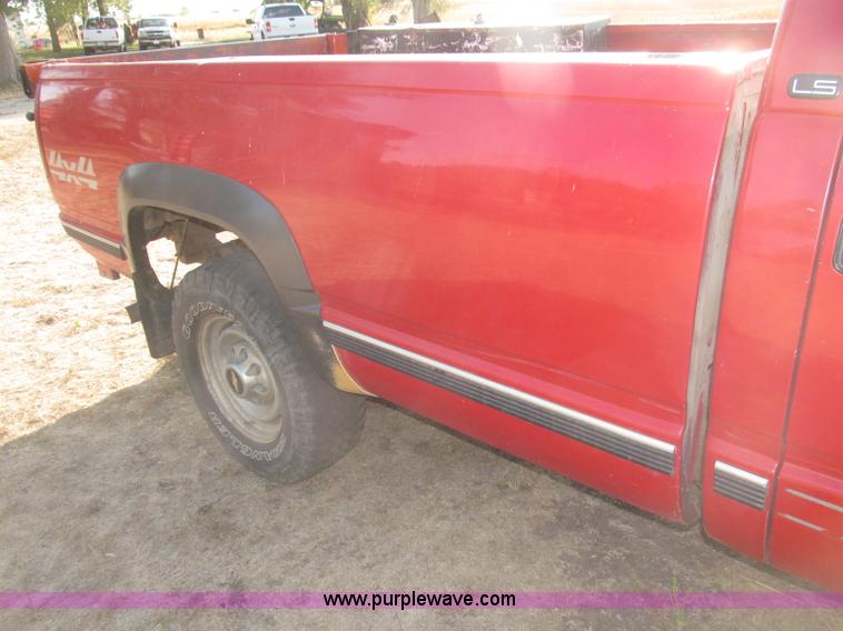 image for item B5221 1999 Chevrolet 3500 LS pickup truck