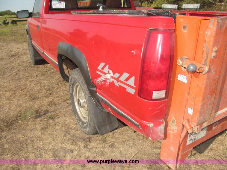 image for item B5221 1999 Chevrolet 3500 LS pickup truck