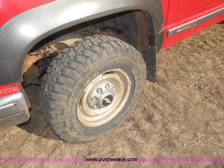 image for item B5221 1999 Chevrolet 3500 LS pickup truck