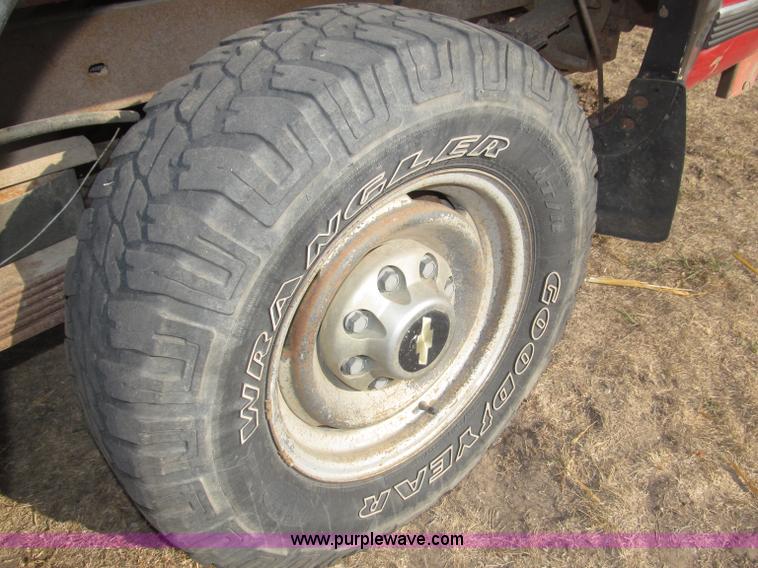 image for item B5221 1999 Chevrolet 3500 LS pickup truck