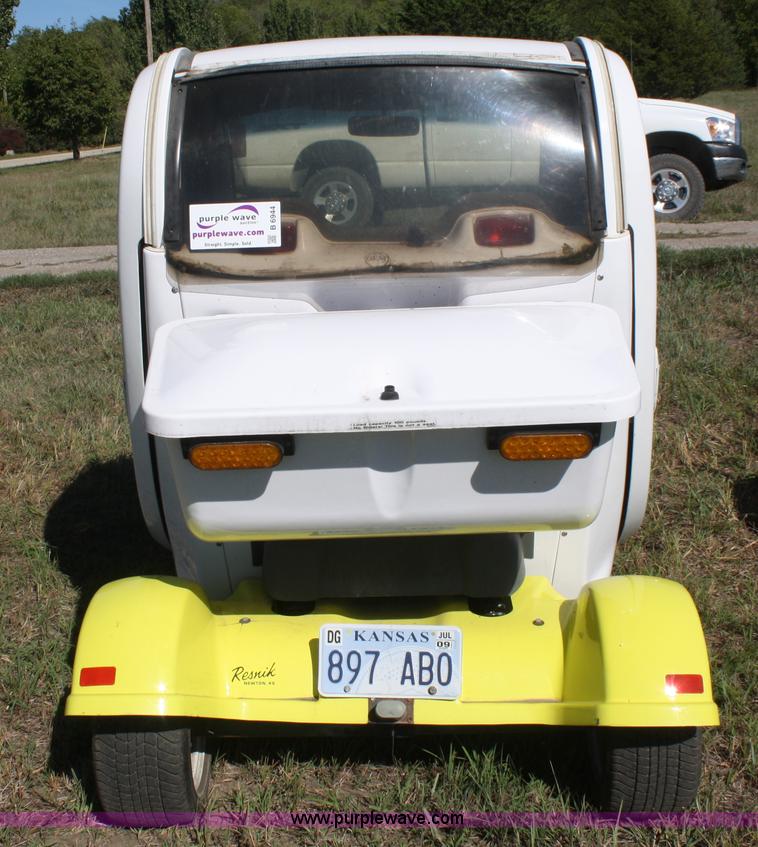 image for item B6944 2002 Global 825 electric car