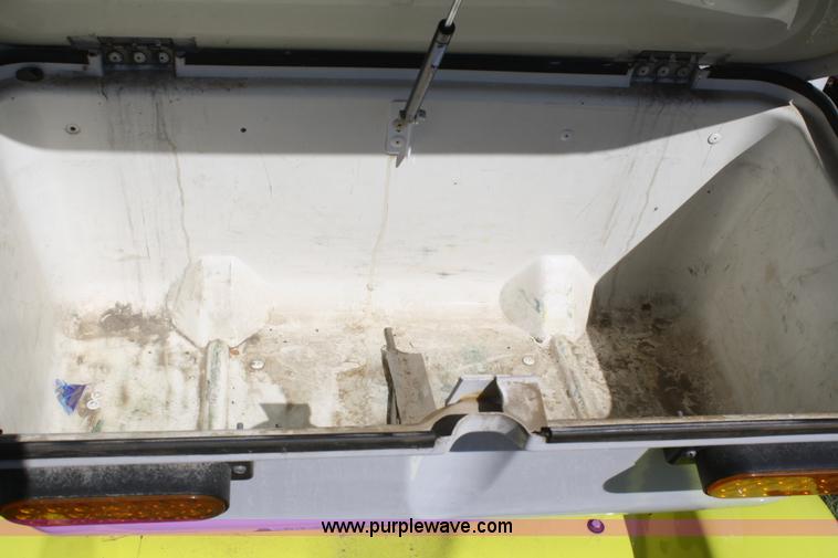 image for item B6944 2002 Global 825 electric car