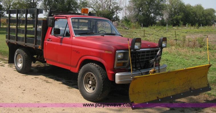 image for item B8071 1981 Ford F250 Custom flatbed pickup truck
