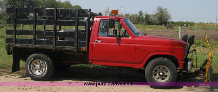 image for item B8071 1981 Ford F250 Custom flatbed pickup truck