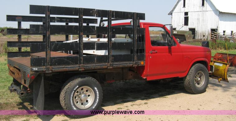 image for item B8071 1981 Ford F250 Custom flatbed pickup truck