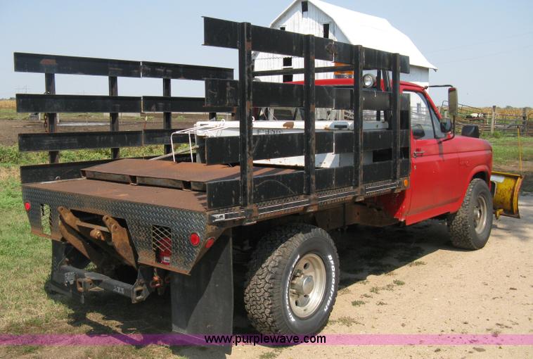 image for item B8071 1981 Ford F250 Custom flatbed pickup truck
