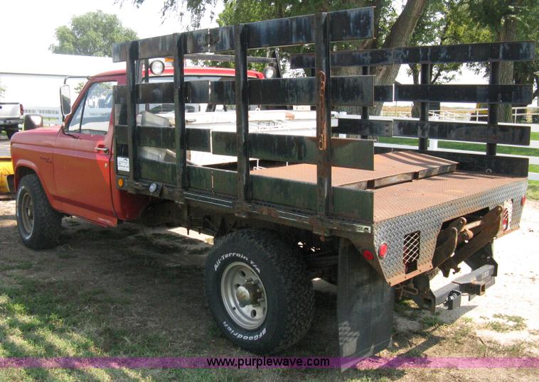 image for item B8071 1981 Ford F250 Custom flatbed pickup truck