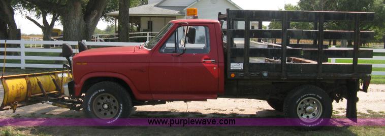 image for item B8071 1981 Ford F250 Custom flatbed pickup truck
