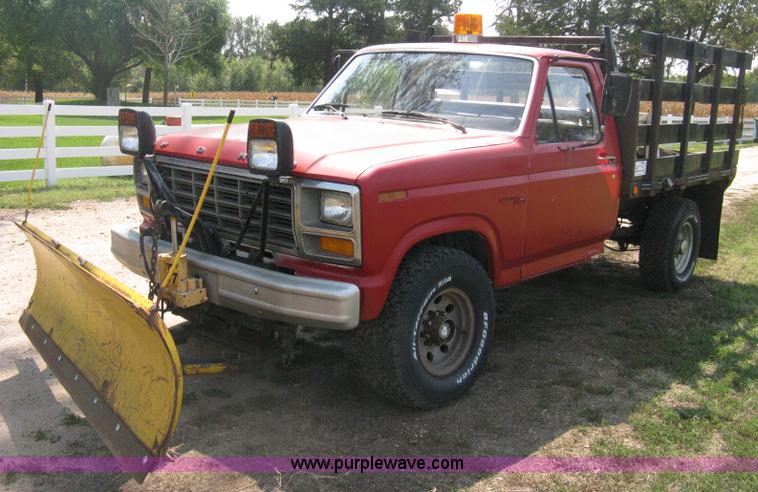 image for item B8071 1981 Ford F250 Custom flatbed pickup truck