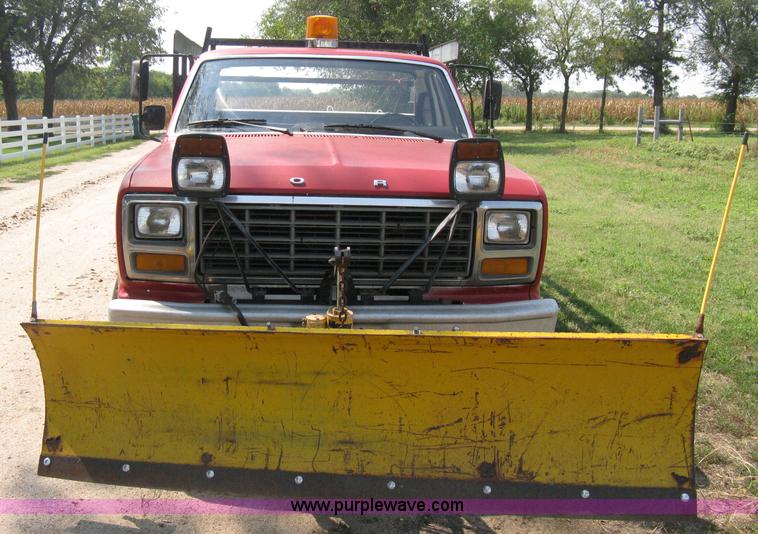 image for item B8071 1981 Ford F250 Custom flatbed pickup truck