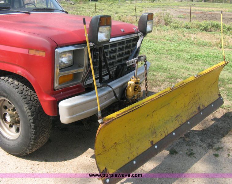 image for item B8071 1981 Ford F250 Custom flatbed pickup truck