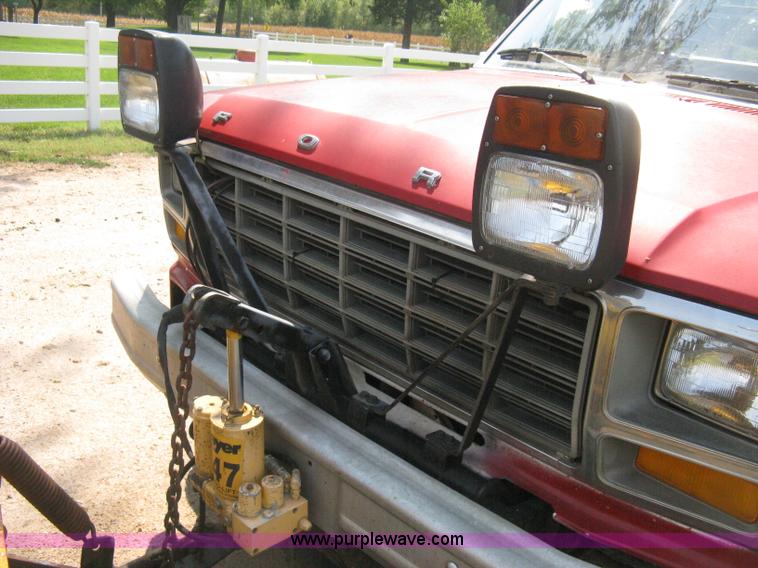 image for item B8071 1981 Ford F250 Custom flatbed pickup truck