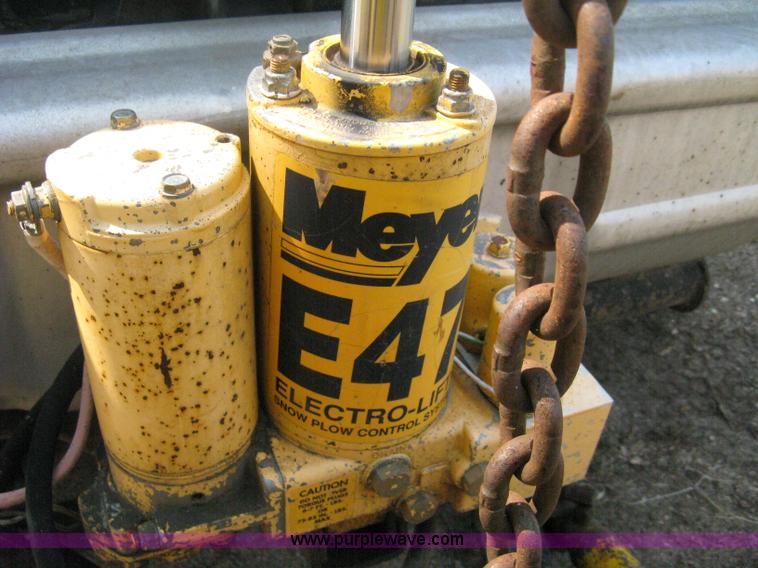 image for item B8071 1981 Ford F250 Custom flatbed pickup truck