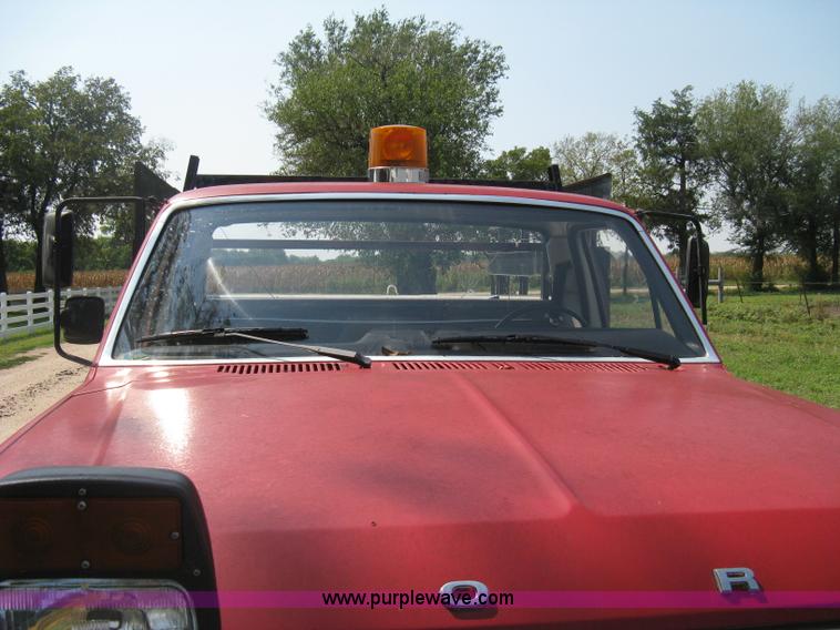 image for item B8071 1981 Ford F250 Custom flatbed pickup truck