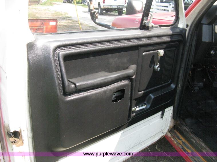 image for item B8071 1981 Ford F250 Custom flatbed pickup truck