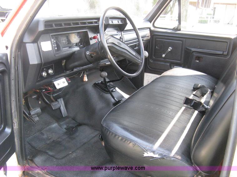 image for item B8071 1981 Ford F250 Custom flatbed pickup truck