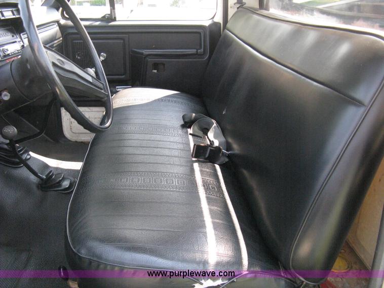 image for item B8071 1981 Ford F250 Custom flatbed pickup truck