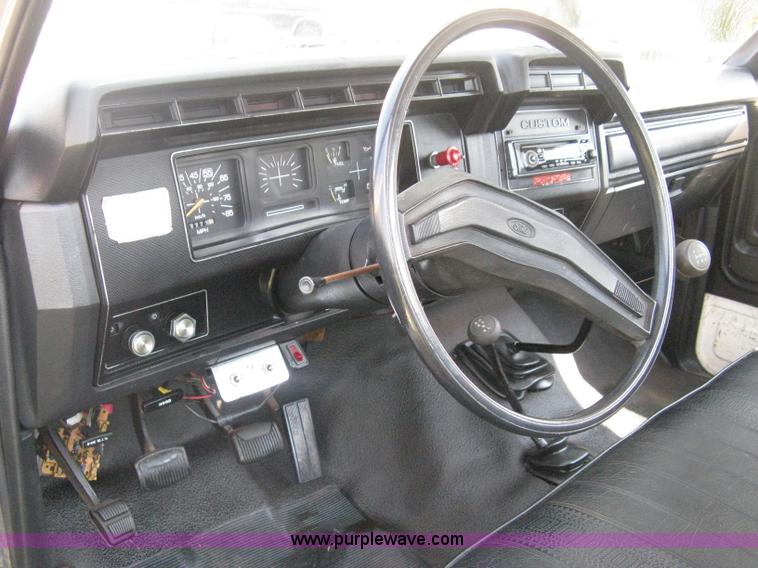 image for item B8071 1981 Ford F250 Custom flatbed pickup truck