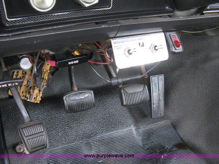 image for item B8071 1981 Ford F250 Custom flatbed pickup truck