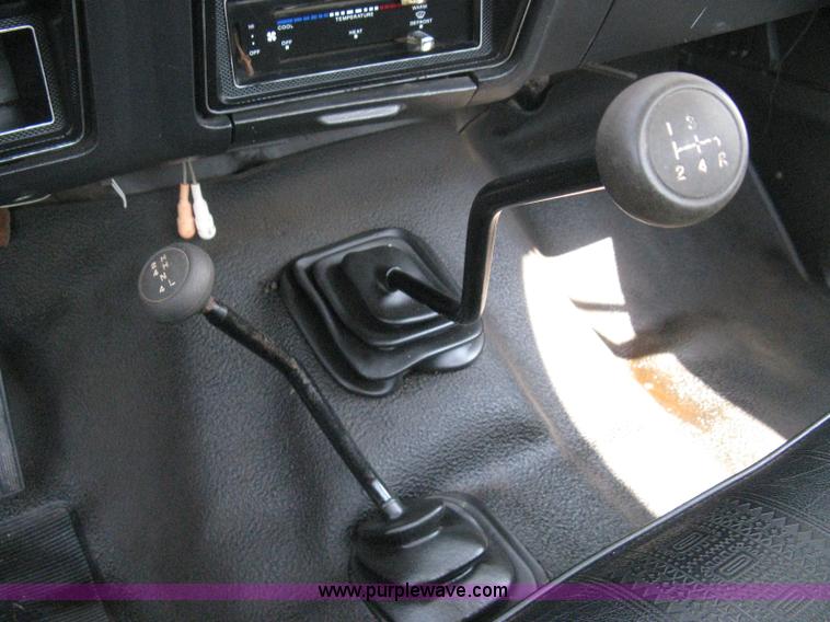 image for item B8071 1981 Ford F250 Custom flatbed pickup truck