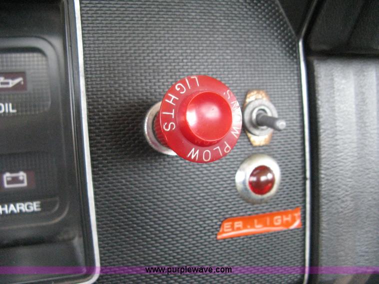 image for item B8071 1981 Ford F250 Custom flatbed pickup truck