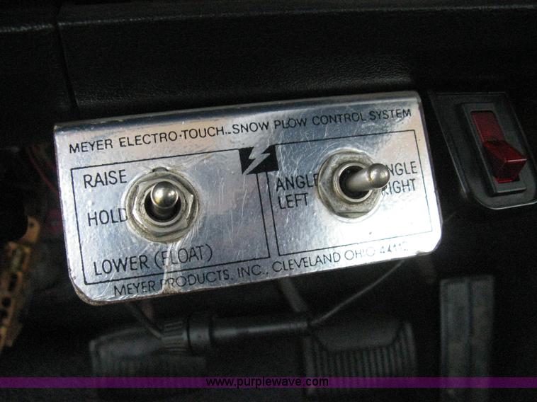 image for item B8071 1981 Ford F250 Custom flatbed pickup truck