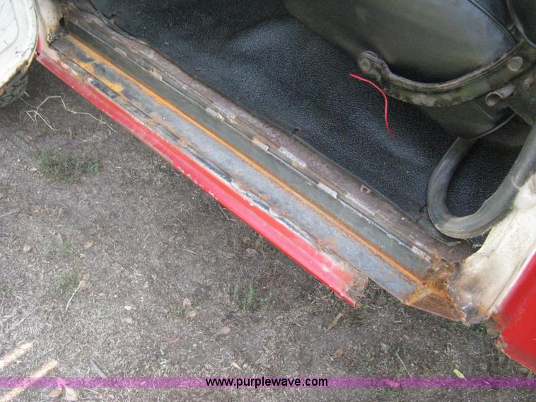 image for item B8071 1981 Ford F250 Custom flatbed pickup truck