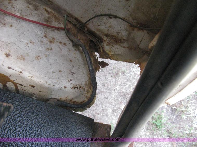 image for item B8071 1981 Ford F250 Custom flatbed pickup truck