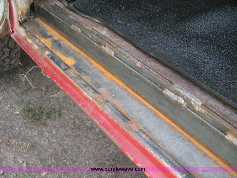 image for item B8071 1981 Ford F250 Custom flatbed pickup truck