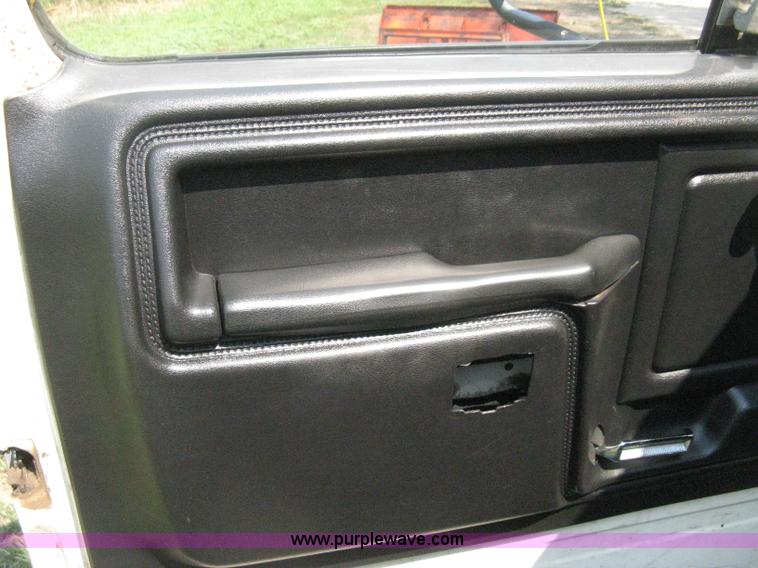 image for item B8071 1981 Ford F250 Custom flatbed pickup truck