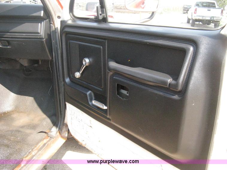 image for item B8071 1981 Ford F250 Custom flatbed pickup truck