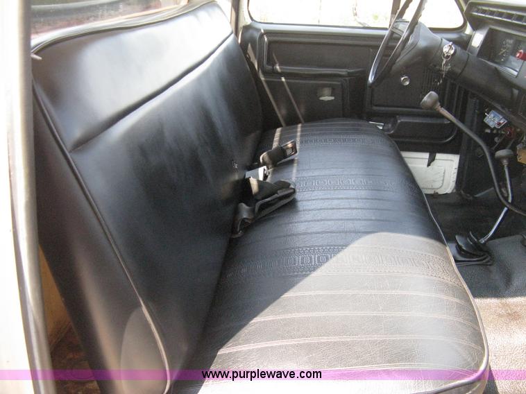 image for item B8071 1981 Ford F250 Custom flatbed pickup truck