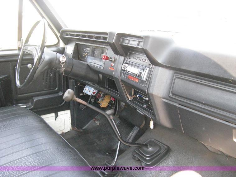 image for item B8071 1981 Ford F250 Custom flatbed pickup truck