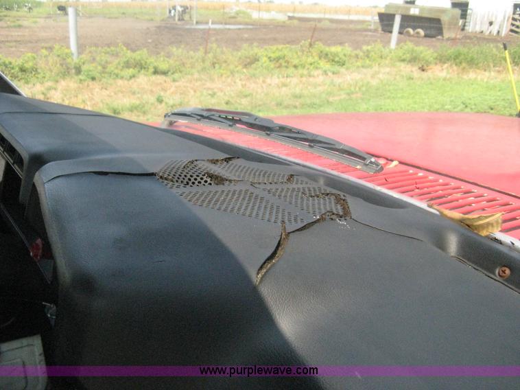 image for item B8071 1981 Ford F250 Custom flatbed pickup truck