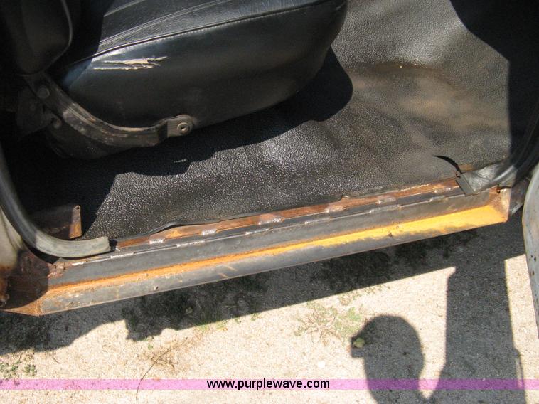 image for item B8071 1981 Ford F250 Custom flatbed pickup truck