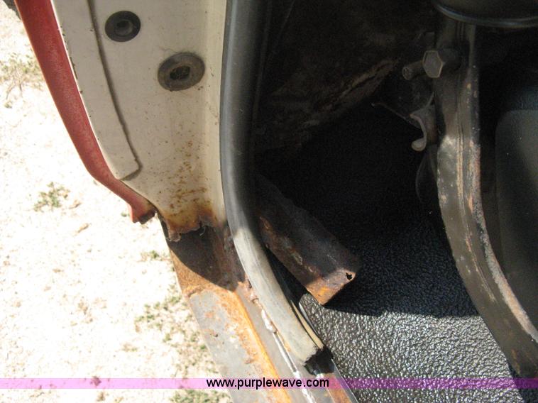 image for item B8071 1981 Ford F250 Custom flatbed pickup truck