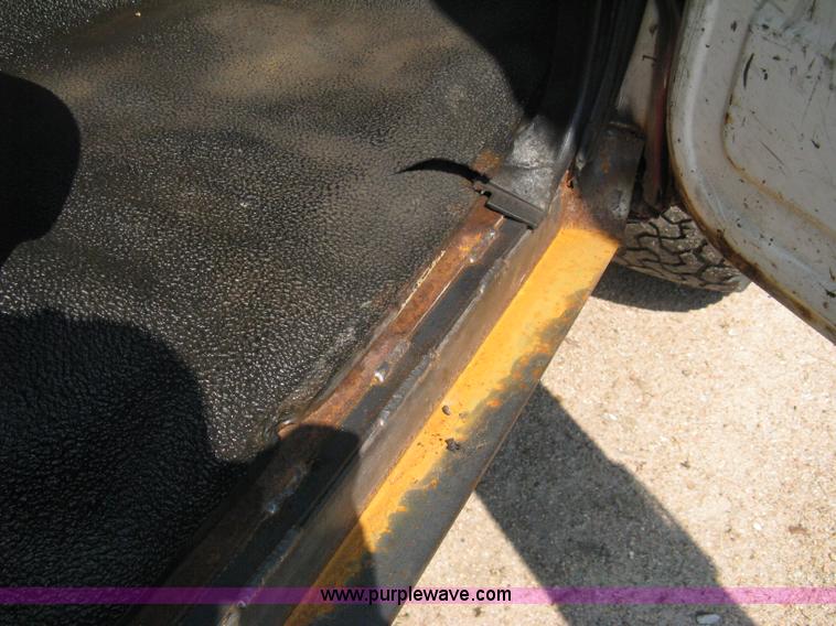 image for item B8071 1981 Ford F250 Custom flatbed pickup truck