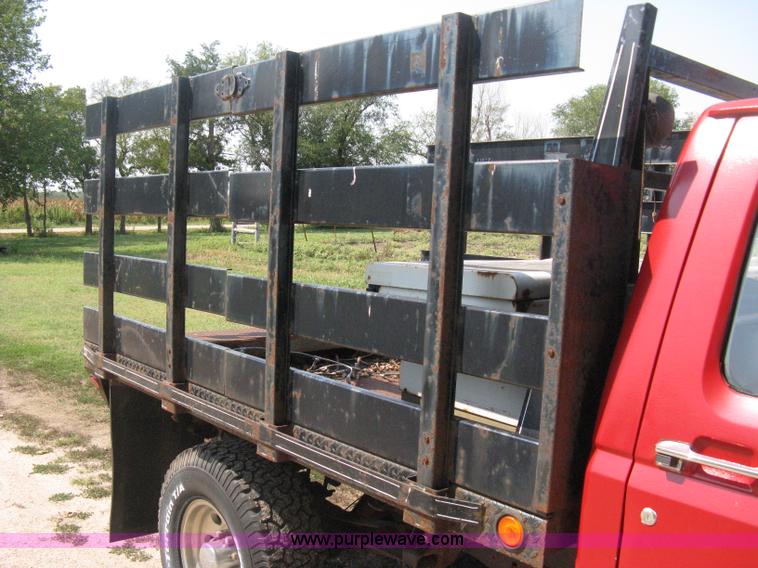 image for item B8071 1981 Ford F250 Custom flatbed pickup truck