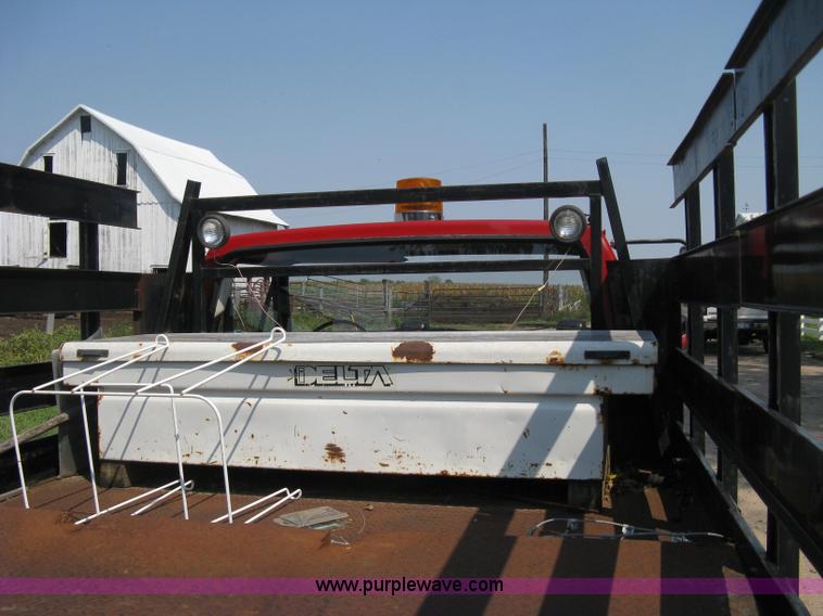 image for item B8071 1981 Ford F250 Custom flatbed pickup truck