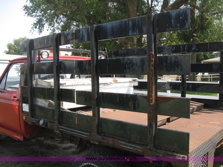 image for item B8071 1981 Ford F250 Custom flatbed pickup truck